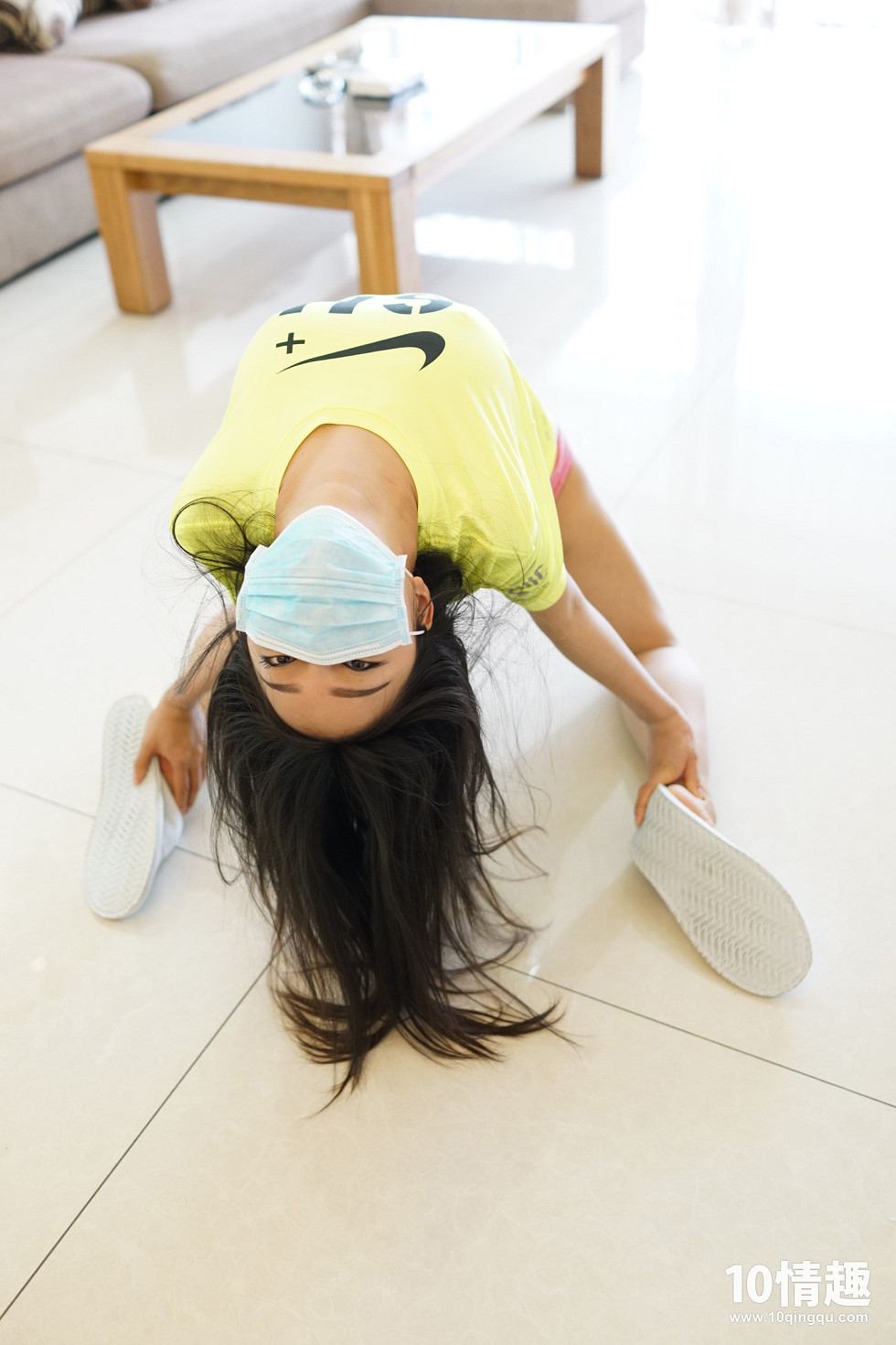 [ROSI写真]口罩系列NO.368_红色内裤美女半撩黄色上衣露半球撩人诱惑写真42P